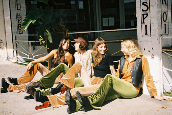 ディープオリーブグリーンのプレーンベルベットフレア