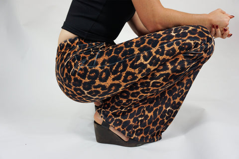 Samt-Schlaghose mit Leopardenmuster – exklusives Design